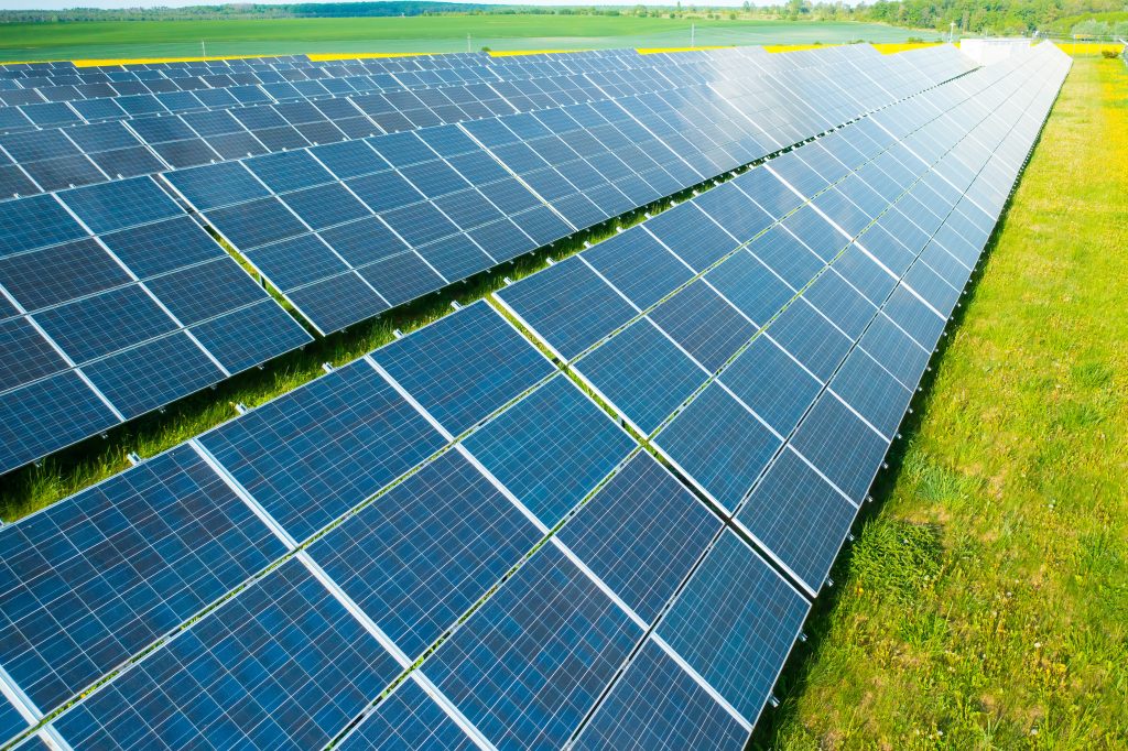 campo de paneles solares
